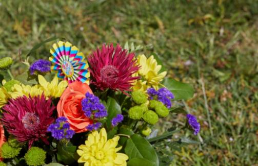 Verwandeln Sie Ihr Zuhause mit pudrigrosa Ranunkeln: DIY-Ideen für Blumenarrangements