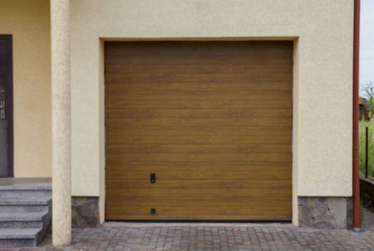 Verwandeln Sie die Außenseite Ihres Hauses mit einer frisch gestrichenen Garagentür